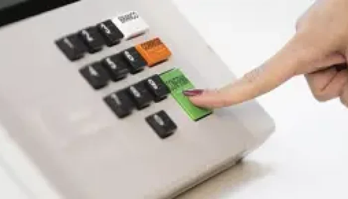 modelo-de-urna-eletronica-eleicoes-suplementares-direita-x-esquerda-300x145.jpg