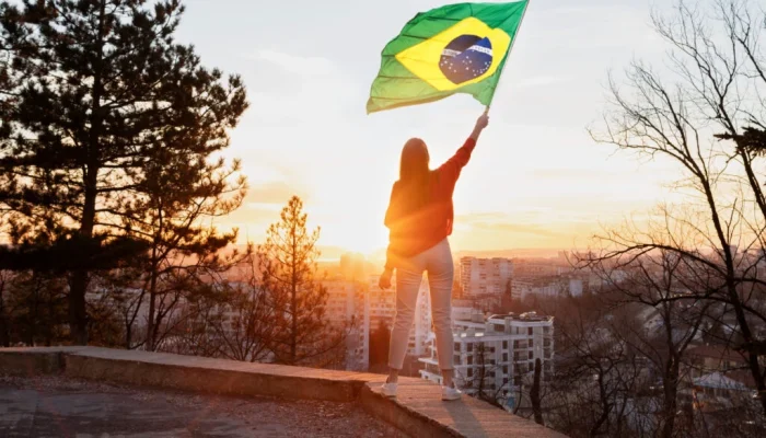 mulher-segurando-bandeira-brasileira-plano-completo-e1720189987799-1024x657-1