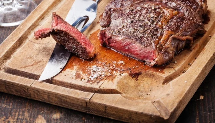 Tabela e instrumento que ajudam a medir o ponto exato da carne. — Foto: Foto: Be