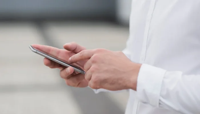 nIiTlYsr-close-up-man-holding-phone-1