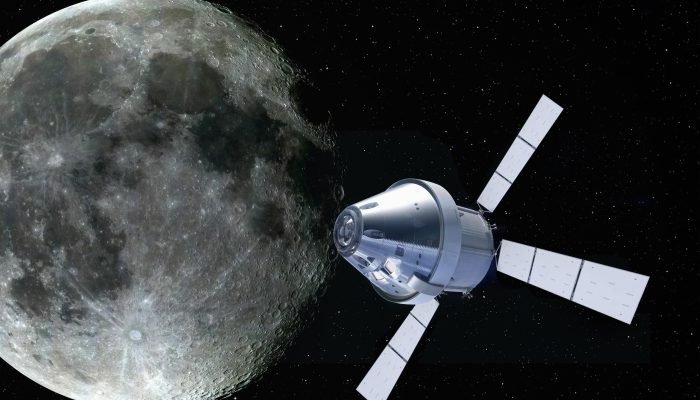 Representação artística da cápsula Orion sobrevoando a Lua — Foto: Representação
