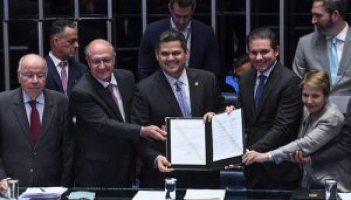 plenario-do-senado-promulgando-acordo-mercosul-ue-300x200-1