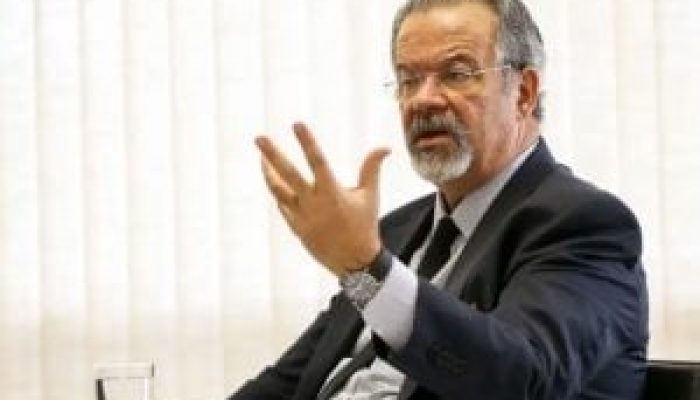 O ministro da Segurança Pública, Raul Jungmann, durante uma entrevista — Foto: O