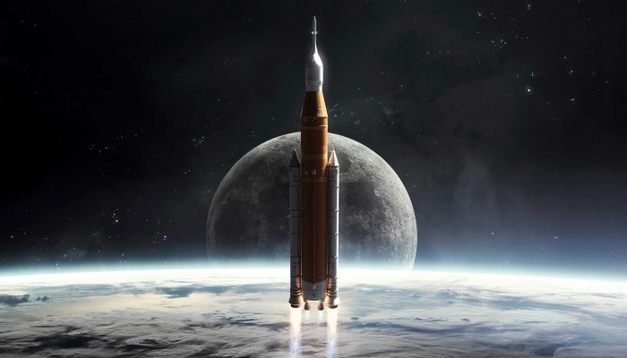 Representação artística do foguete SLS, da missão Artemis 2, com a Lua ao fundo.