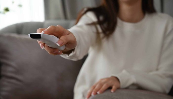 Mulher assistindo televisão — Foto: Mulher assistindo televisão (Imagem: Pranith