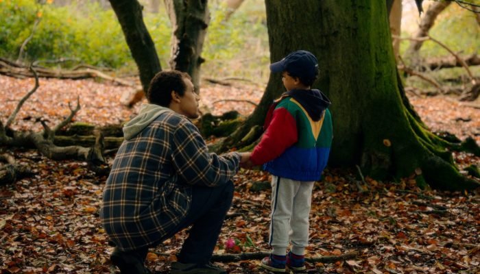 Imagem colorida mostra Jordan Bolger como André Hanscombe, Jahsaiah Willi — Foto