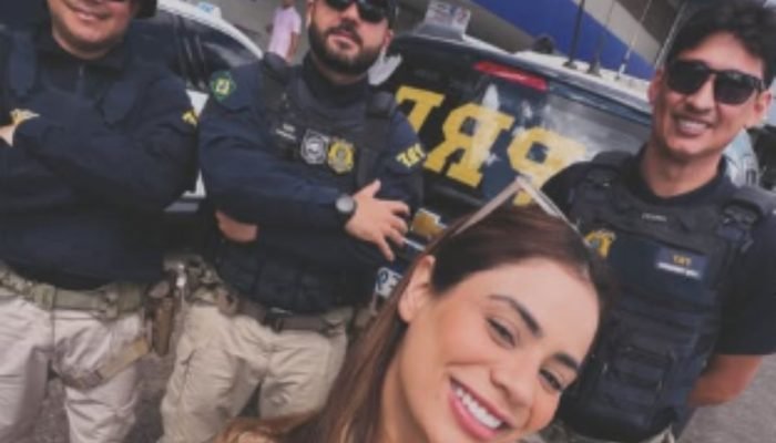van-de-lexa-quebra-no-meio-de-rodovia-e-cantora-e-resgatada-pela-prf