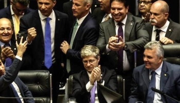 Marcel Van Hattem, Marcos Pollon e Zé Trovão punidos por ocuparem Mesa Diretora
