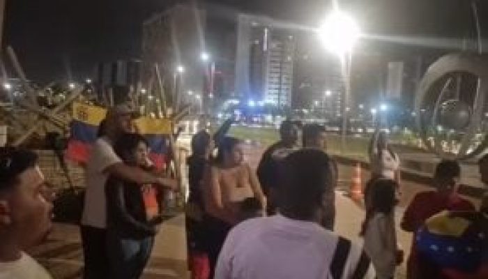 venezuelanos-protesto-brasilia-x-queda-de-maduro-300x176-1