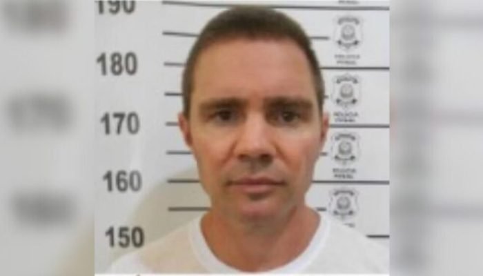 Daniel Vorcaro ao ser fichado após prisão — Foto: Daniel Vorcaro ao ser fichado