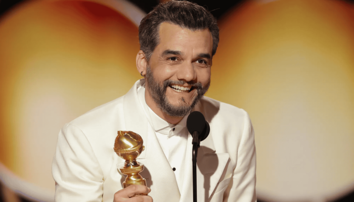 Wagner Moura recebendo o Globo de Ouro — Foto: Wagner Moura recebendo o Globo de