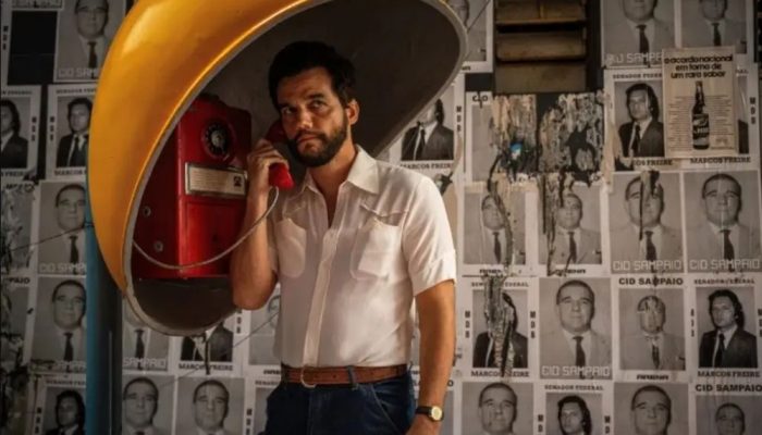 Poster do filme 'O Agente Secreto' com Wagner Moura como protagonista em situaçã