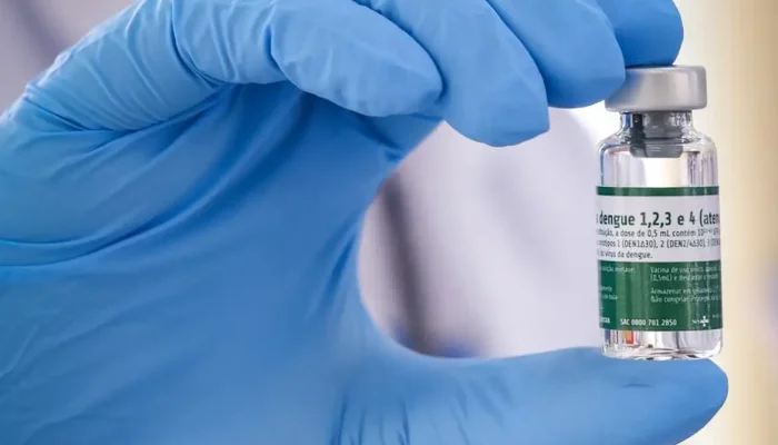 Profissionais de saúde do SUS começam a receber doses da vacina contra dengue de